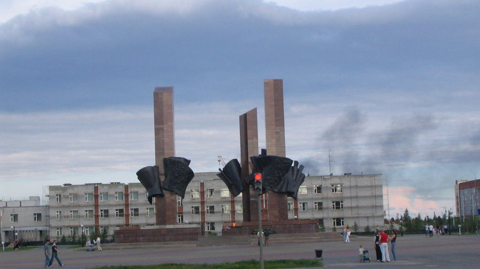 Кадры уренгое. Площадь нового Уренгоя. Площадь памяти Ямал. Площадь памяти остановка новый Уренгой. Стелла новый Уренгой огонь.